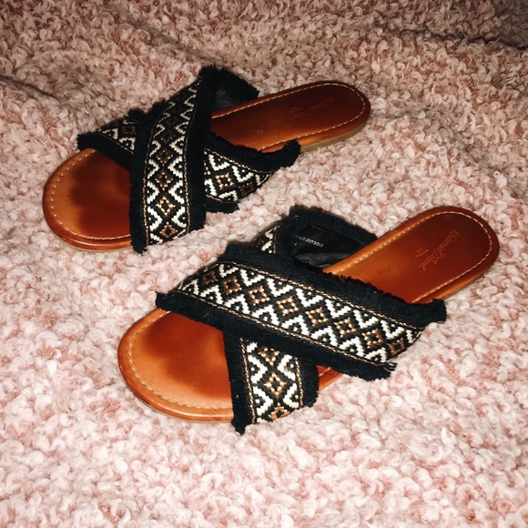 Bohemian Fabric Criss-Cross Samdals - Picture 3 of 4